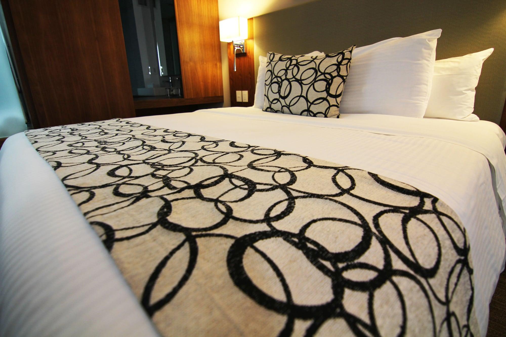 Casa Inn Premium Hotel Queretaro Miranda Exterior foto A bed runner