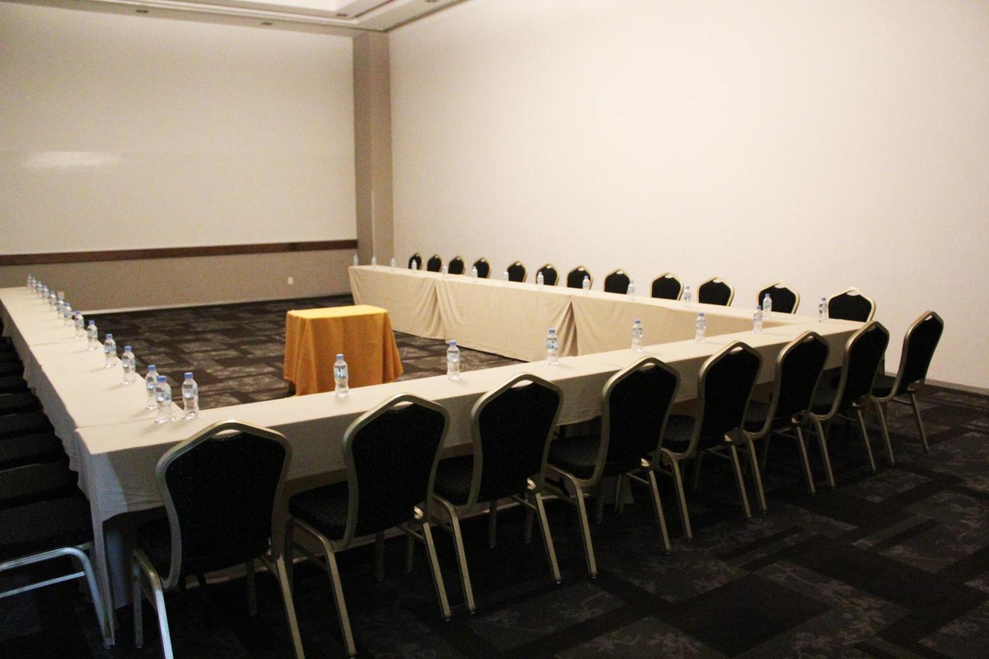 Casa Inn Premium Hotel Queretaro Miranda Exterior foto U-shaped table