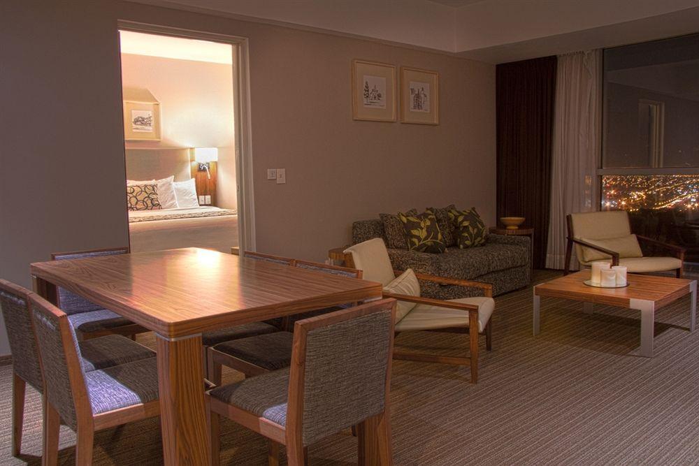 Casa Inn Premium Hotel Queretaro Miranda Exterior foto A suite at the Hilton London Heathrow