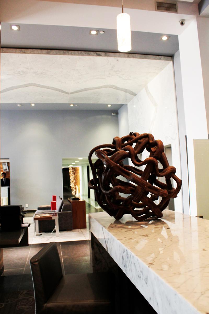 Casa Inn Premium Hotel Queretaro Miranda Exterior foto The sculpture "The World" by the artist at the entrance of the hotel