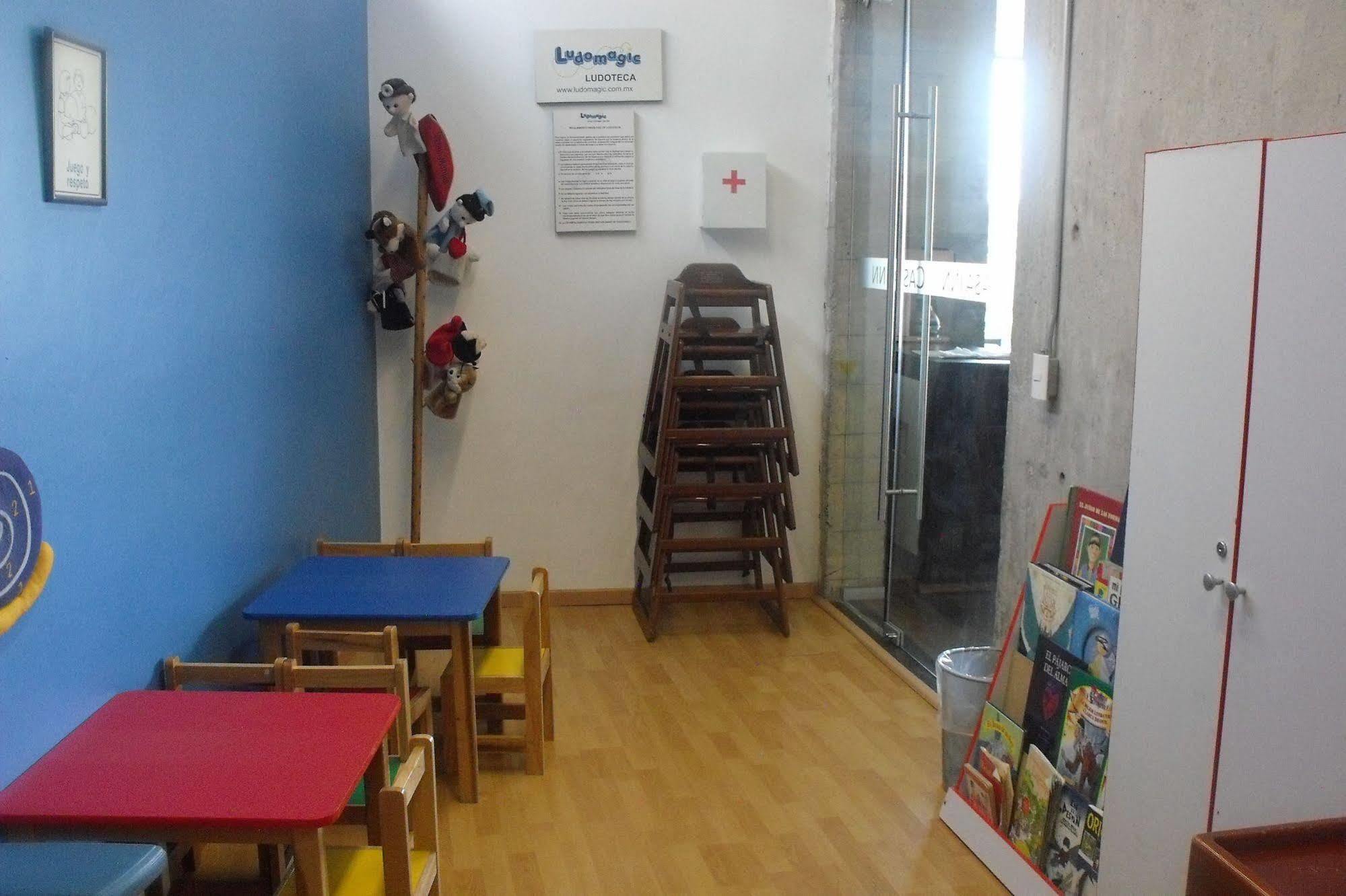 Casa Inn Premium Hotel Queretaro Miranda Exterior foto The waiting room of a doctor's office in Italy