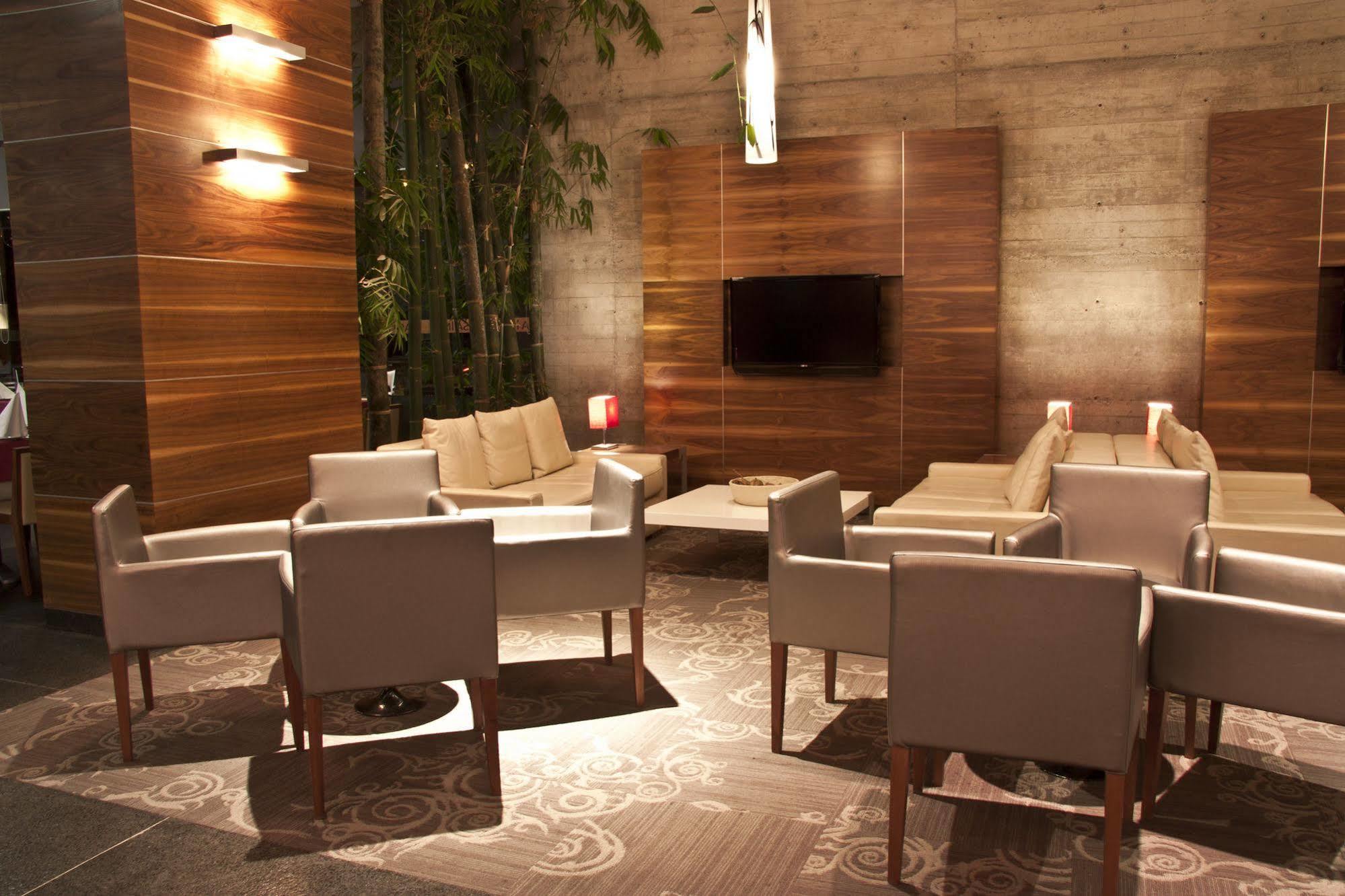 Casa Inn Premium Hotel Queretaro Miranda Exterior foto The lounge at the airport